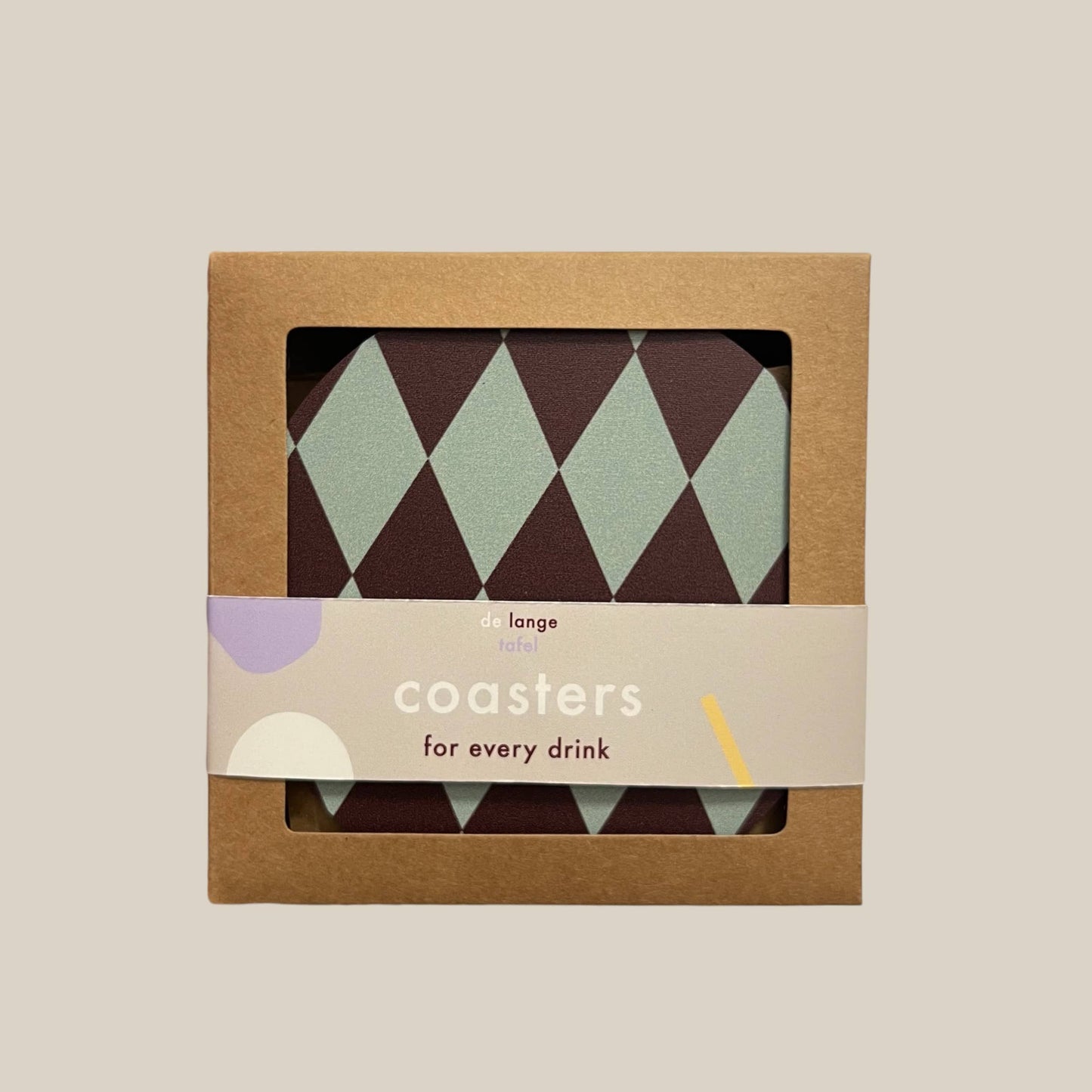 Das Set De Lange Tafel - Untersetzer Diamond - Mint/Aubergine zeigt ein grünes und braunes Rautenmuster, das in einer Box mit der Aufschrift "Untersetzer für jedes Getränk" präsentiert wird. Die moderne Verpackung unterstreicht dieses nachhaltige Produkt der De Lange Tafel.
