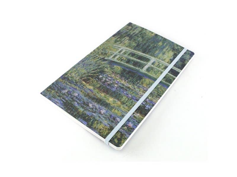 Ein geschlossener MUSEUM-WEBSHOP | Notizbuch im A5-Format mit Softcover, dessen Einband Claude Monets „Japanische Brücke über Seerosen“ zeigt, liegt mit einem Gummiband gesichert vor einem schlichten weißen Hintergrund.