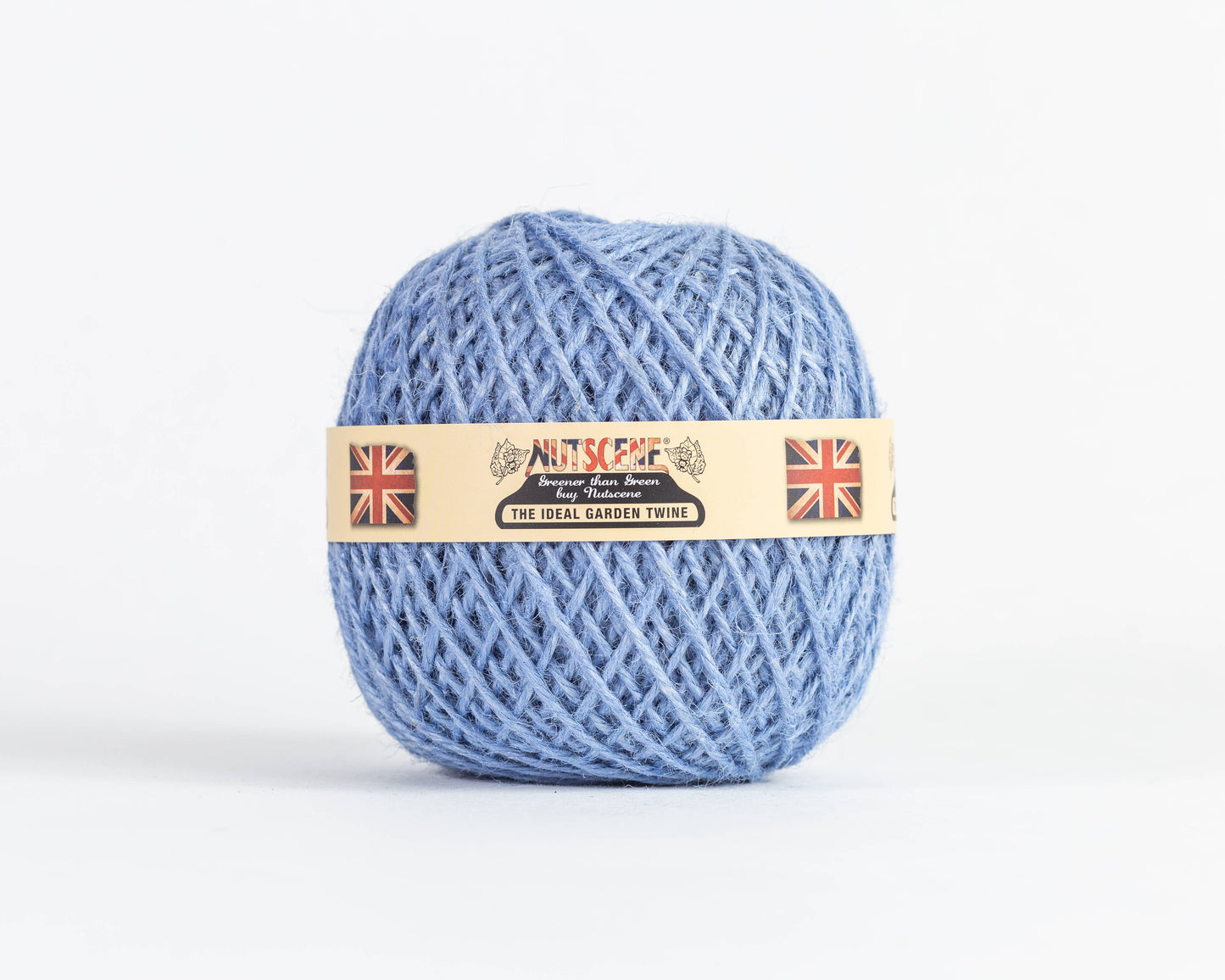 Ein Knäuel „Nutscene | Heritage Jutegarn“ in der Farbe „Bluebell“ (130 m) von Nutscene Twines Ltd mit einem beigen Etikett, auf dem der Markenname „Nutscene“, zwei Union-Jack-Flaggen und der Schriftzug „The Ideal Garden Twine“ vor einem schlichten weißen Hintergrund abgebildet sind.