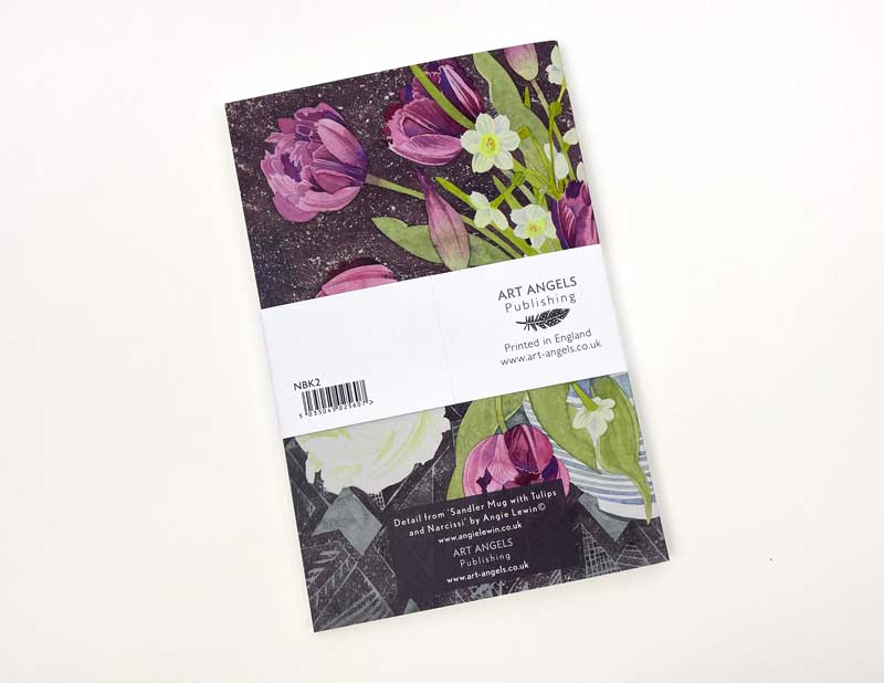 Eine florale Grußkarte mit lila Tulpen und weißen Blüten, abgebildet mit dem Art Angels-Logo und mit Barcode in England gedruckt. Perfekt zu kombinieren mit der Tasse mit Tulpen oder dem Art Angels Notizbuch 'Tulpen und Narzissen' von Angie Lewin.
