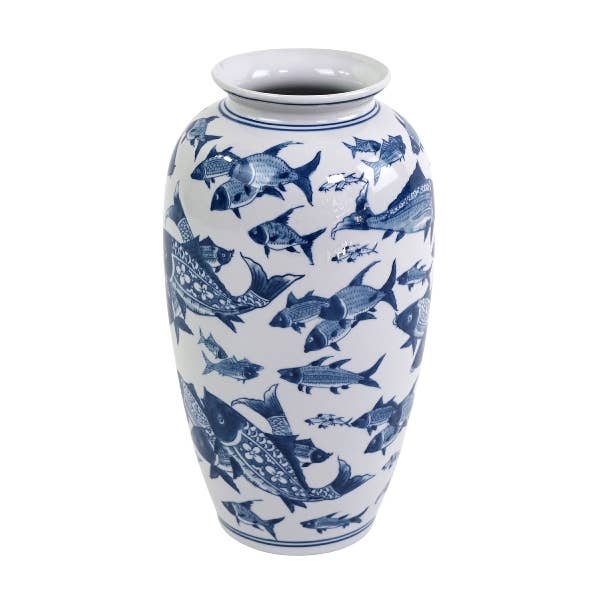 Die „Voß – Vase Deep Sea“ von Werner Voß besticht durch exquisite blaue Darstellungen verschiedener Fische, die mit feinen Schuppen und Flossen detailliert gestaltet sind und auf einem strahlend weißen Porzellan-Hintergrund in unterschiedliche Richtungen schwimmen. Mit ihren Maßen von 20,5 x 20,5 x 37,5 cm verleiht diese maritime Vase Ihrer Einrichtung einen eleganten Hauch von maritimer Ruhe.