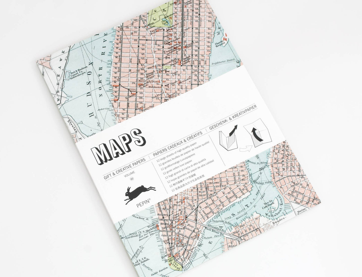 „The Pepin Press – Geschenk- und Kreativbuch mit historischen Karten, Band 60“ von Pepin Press enthält Bastelpapier und Kreativpapier, das mit Karten im Vintage-Stil bedruckt ist. Ideal für kreative Papierbücher oder als Geschenkpapier – die Verpackung enthält eine Faltanleitung und eine Illustration eines springenden Tieres.