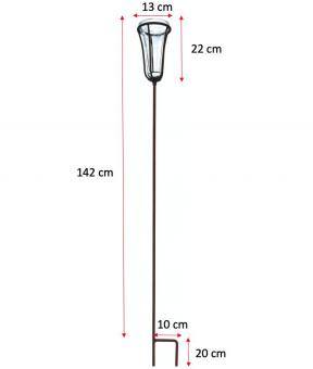 Der Hirsch Regenmesser auf Stab ist ein 142 cm hoher Gartenpfahl aus Metall in Rost, mit einem 13 cm breiten und 22 cm hohen Korb und einem stabilen 10 x 20 cm großen Sockel mit roten Pfeilen für jede Dimension - ideal als Gartendeko oder Regenmesser.