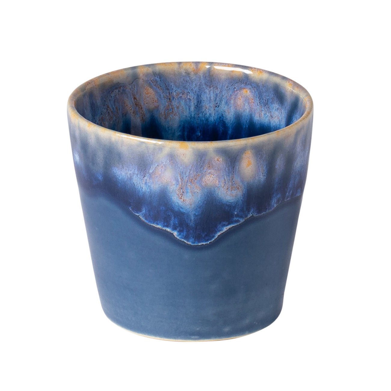 Die Costa Nova | 'Grespresso' Espressotasse Denim Blau aus Steingut und Keramik 9 cl zeichnet sich durch einen glänzenden Farbverlauf von Tief- zu Hellblau mit hellbraunen Akzenten, eine runde Form und eine glatte Textur aus.