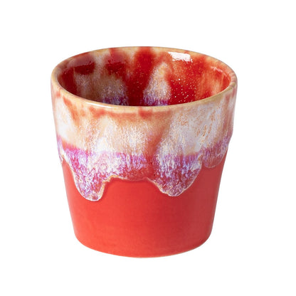 Die Costa Nova 'Grespresso' Espressotasse in Rot (9 cl) aus Steingut und Keramik besticht mit glänzender Oberfläche und welligem, mehrfarbigem Randdekor in Weiß, Creme und Lila - ein echter Hingucker auf weißem Hintergrund.