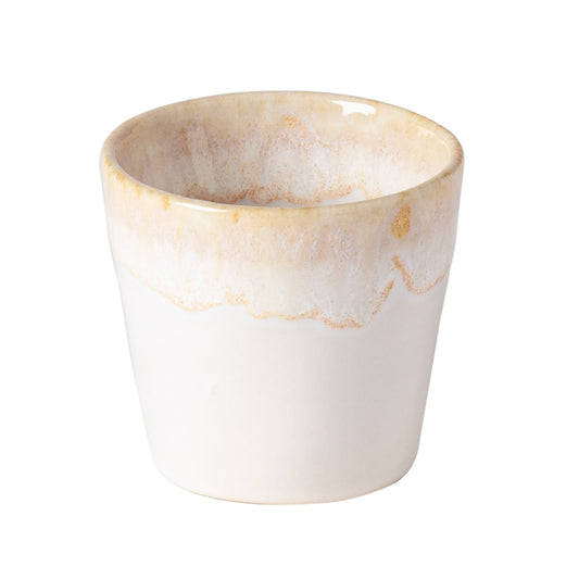 Die Costa Nova | 'Grespresso' Espressotasse Weiß aus Steingut und Keramik (9 cl) zeichnet sich durch einen glatten weißen Boden und einen beigen, strukturierten Rand mit dezentem Farbverlauf aus, der vor einem schlichten weißen Hintergrund steht.