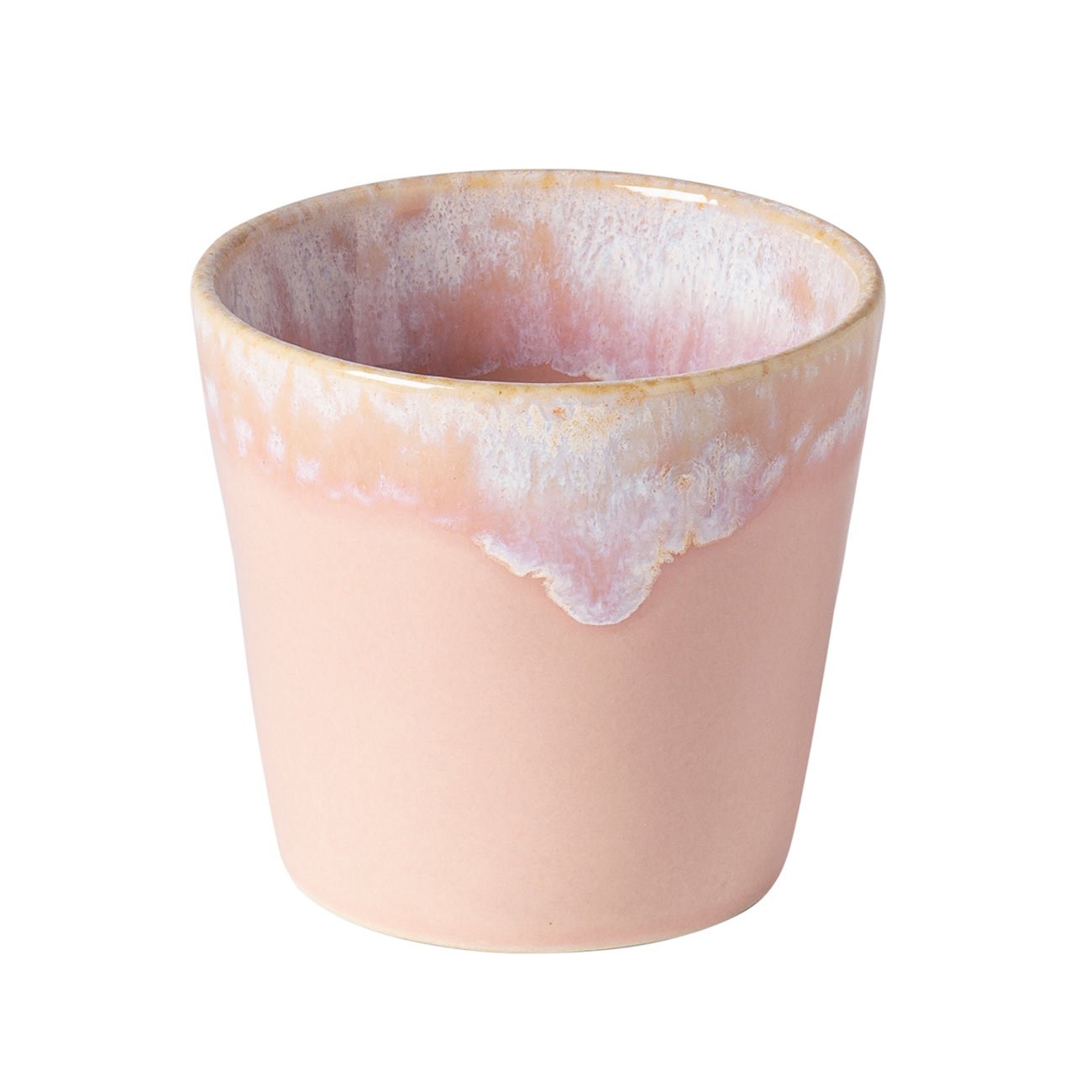 Der Costa Nova 'Grespresso' Lungobecher Zartrosa aus Steingut und Keramik (21 cl) überzeugt mit glänzender, unregelmäßiger weiß-rosa Glasur am Rand vor weißem Hintergrund.