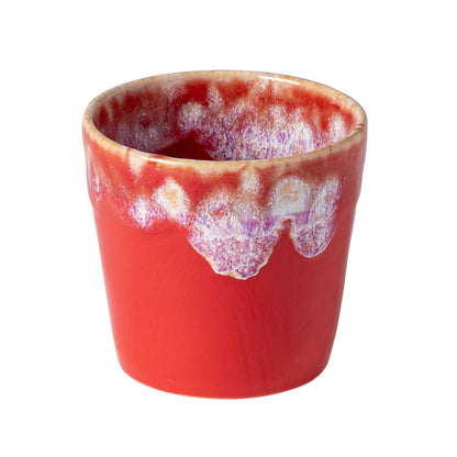 Ein „Grespresso“-Lungobecher von Costa Nova in Rot aus Steingut und Keramik (21 cl) mit glänzender Oberfläche und einem dekorativen, weiß-lila glasierten Rand vor weißem Hintergrund.