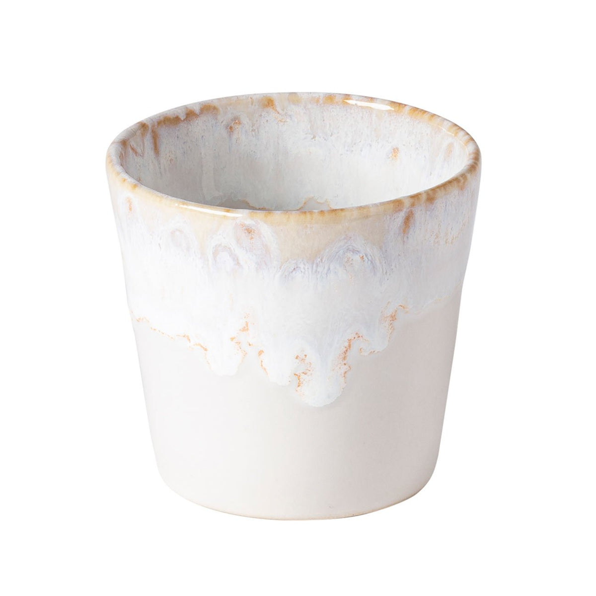 Der stilvolle weiße Keramikbecher „Grespresso“ Lungobecher (21 cl) von Costa Nova besticht durch eine wunderschöne Glasur mit dezenten Sprenkeln am Rand. Diese elegante Tasse aus Steingut und Keramik ist perfekt, um Ihr tägliches Kaffeeritual vor einem klaren, weißen Hintergrund zu veredeln.