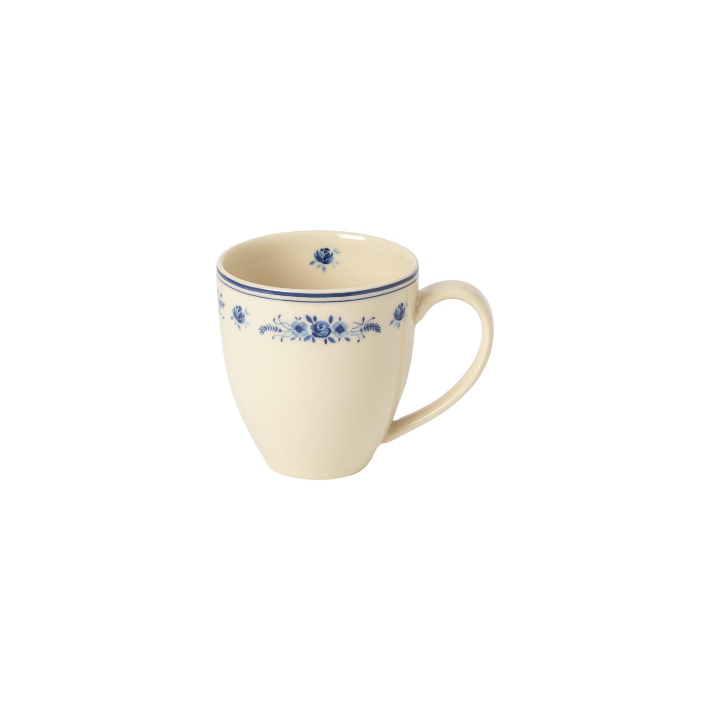 Der beigefarbene Becher "Vila" von Costa Nova hat eine runde Keramikform mit blauen Blumendetails am Rand und einer blauen Linie im oberen Bereich auf weißem Hintergrund.