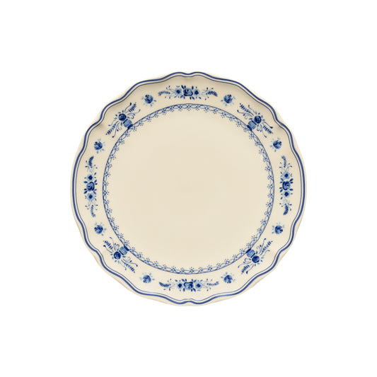 Der Costa Nova 'Vila' Teller mit blauer Blumenverzierung 27 cm ist ein runder, cremefarbener Teller mit gewelltem Rand, zarter blauer Blumenverzierung am Rand und dünner blauer Linie. Die Mitte bleibt schlicht für elegante Speisenpräsentationen.