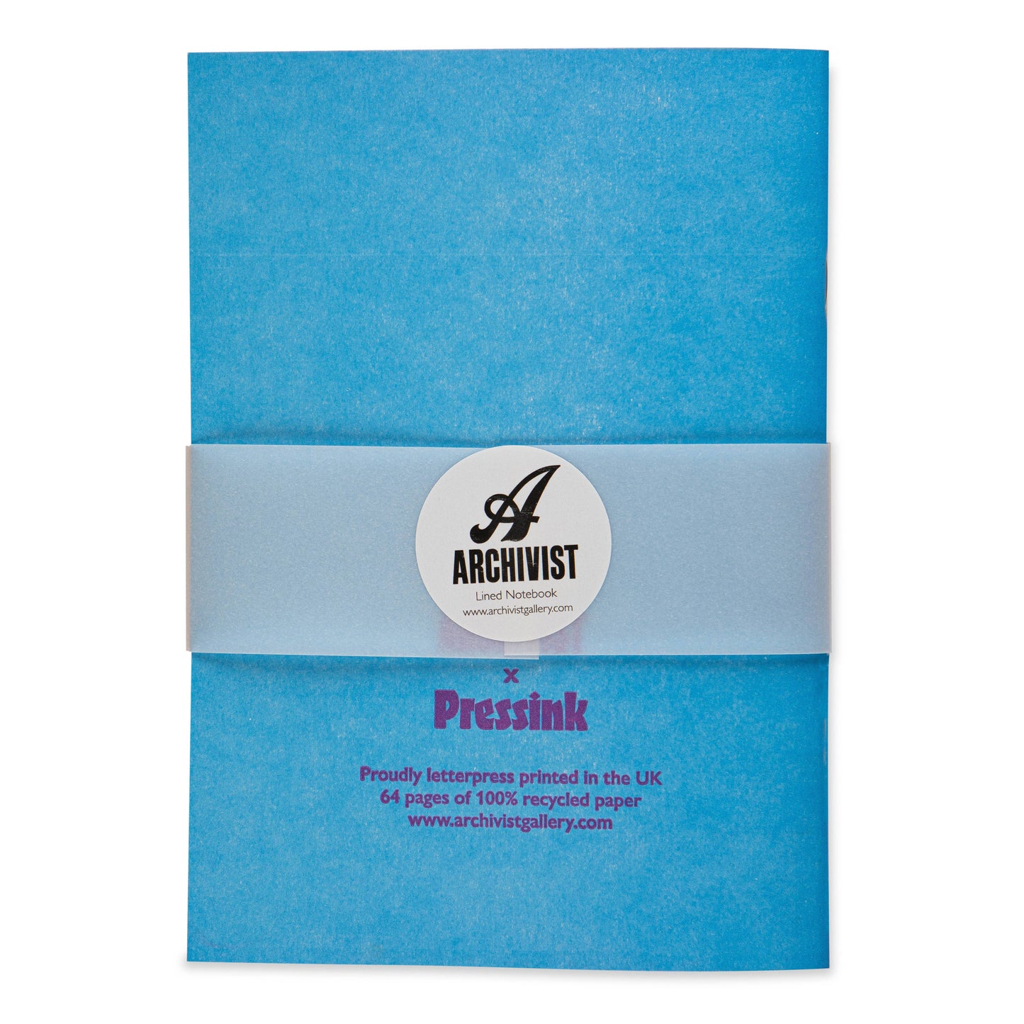 Das Pressink | Notizbuch 'Love' von Archivist Gallery ist ein blaues A5-Notizbuch mit linierten Seiten, einem Papierband mit dem Archivist-Logo und der Website sowie einem Text: "Proudly letterpress printed in the UK, 64 Seiten aus 100% Recyclingpapier".