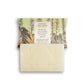 Ein Barren Panier Des Sens | Duftseife Sierraholz 150 g, geprägt mit einem botanischen Design, steht vor seiner mit Blumen illustrierten Verpackung und verströmt einen holzig-würzigen Duft.