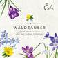 Ein farbenfrohes Arrangement aus illustrierten violetten, gelben, blauen und weißen Frühlingsblumen ziert einen hellen Hintergrund mit der Aufschrift „Waldzauber: Für den lichten Schatten“ von der Königlichen Gartenakademie. Oben rechts ist das stilisierte GA-Logo zu sehen.
