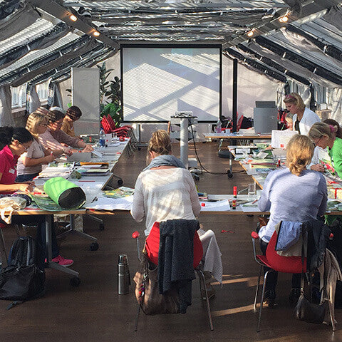 Teilnehmer sitzen an Tischen in einem Gewächshaus-Workshop und blicken auf eine Projektionswand für einen Mi. 3.3.-Fr., 5.3.2027 | 10.00 – 16.30 Uhr DREI-TAGE-MASTERCLASS Gestalten Sie Ihren eigenen Garten – Gärten bis zu 1.500 m².