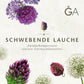 Lila und weiße Zierlaucharten aus der Publikation „Schwebende Lauche: Unsere Zierlauchfavoriten“ der Königlichen Gartenakademie schweben vor einem hellen Hintergrund, inspiriert vom Frühling und von Blumenzwiebeln. Das GA-Logo ist oben rechts zu sehen.