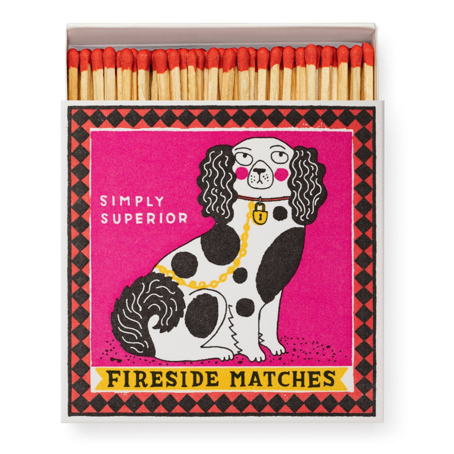 Die Archivist Gallery 'Staffordshire-Figur' Quadratische Streichhölzer Box zeigt rot gespitzte Streichhölzer und einen schicken Hund mit Goldkette auf rosa, beschriftet mit "SIMPLY SUPERIOR" und "FIRESIDE MATCHES" - ein stilvolles Geschenk für gemütliche Kaminabende.