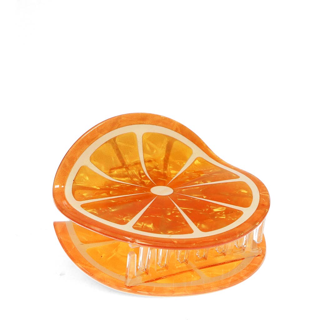 Die Rex B2B - Europe Haarklammer - Orange zeichnet sich durch eine durchscheinende, glänzende Oberfläche mit segmentierten orangefarbenen Schnitten aus. Die aus recycelten Materialien hergestellte Haarklammer wird vor einem weißen Hintergrund präsentiert.