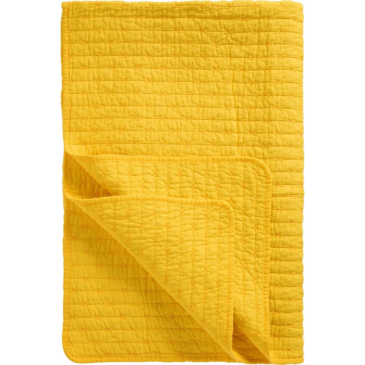 Die IB Laursen Tagesdecke "Gelbe Tagesdecke mit Kreuzstich" besticht durch ihren leuchtend gelben Farbton und ein schlichtes Kreuzstichmuster - am umgeschlagenen Eck sind Struktur und Details besonders gut sichtbar.