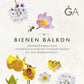 Eine dekorative Grafik mit Frühlingsblumen, einer Biene und einem deutschen Text, der für „Bienen Balkon: Insektenfreundliche Frühjahrsblüher für den Balkonkasten“ der Königlichen Gartenakademie wirbt.