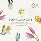 Ein minimalistisches Blumenarrangement mit Frühlingsblumen und Frühlingszwiebeln umrahmt den Text: „Topflasagne: Zum Aufschichten in großen Pflanzkübeln“ von der Königlichen Gartenakademie auf hellem Hintergrund. Das GA-Logo ist oben rechts zu sehen.