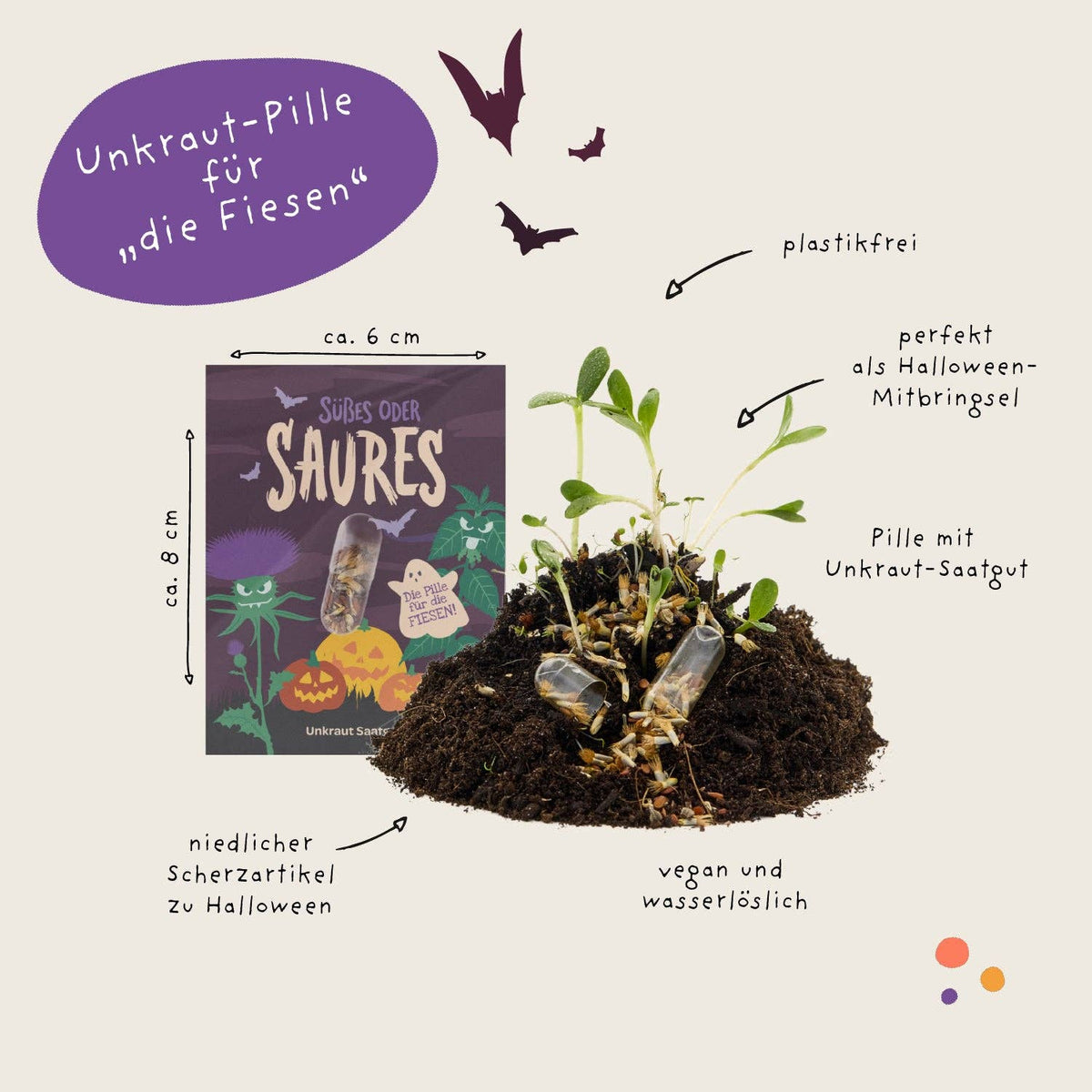 Wir stellen vor: Saatgut „Süßes oder Saures“ | Halloween-Saatpille „Saures“ von Stadtgärtner – ein verspieltes, umweltfreundliches Halloween-Paket. Im Inneren findest du einen Erdhügel, zwei durchsichtige Kapseln, gefüllt mit Wildblumensamen, und frische Pflanzensprossen. Das Set ist raffiniert gestaltet mit verspielten Fledermaus-Illustrationen und Pfeilen, die die einzelnen Artikel hervorheben. Es ist vegan, plastikfrei und eignet sich perfekt als nachhaltiges Halloween-Geschenk oder als einzigartiges