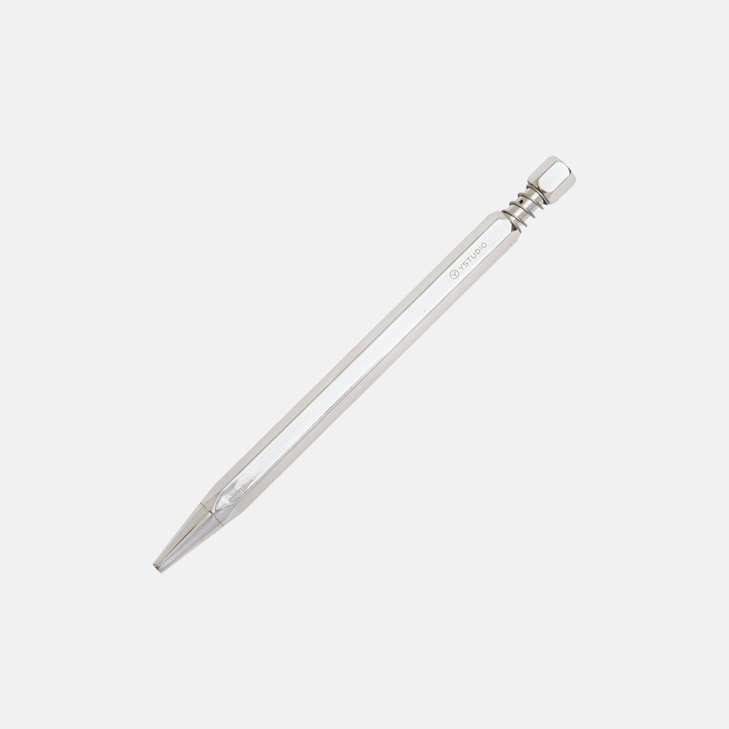 Die ENTREPÔT YSTUDIO Klassischer Drehkugelschreiber Feder in glänzendem Silber zeichnet sich durch einen schlanken sechseckigen Metallschaft und einen strukturierten Druckknopf aus, der elegant auf einem schlichten weißen Hintergrund steht.