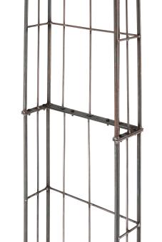 Der Rosenbogen „RUDI“ von Hirsch ist ein runder Metallbogen aus 12 mm starkem Vollstahl, der in verschiedenen Größen erhältlich ist. Seine robuste Ganzmetallkonstruktion bietet eine hervorragende Langlebigkeit und macht ihn äußerst wetterbeständig, wodurch eine zuverlässige Leistung in unterschiedlichen Außenbereichen gewährleistet ist.