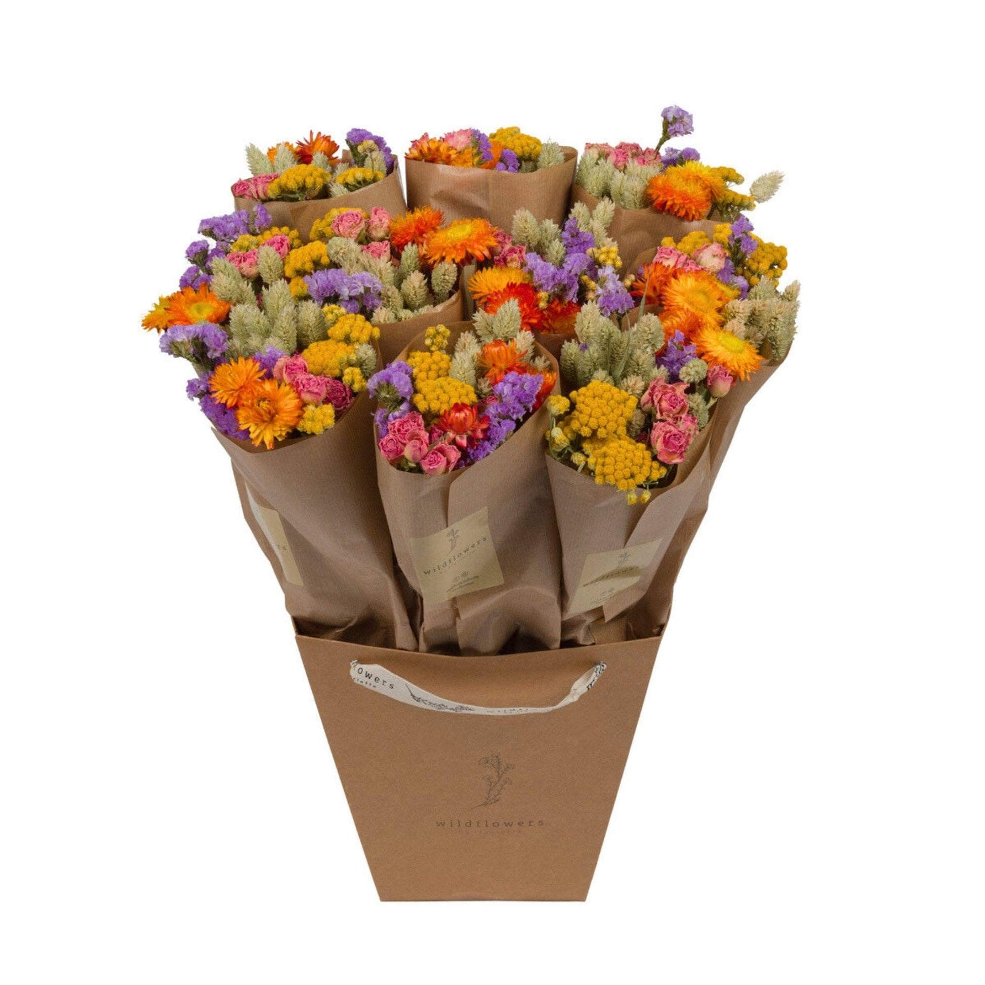 Der „Wildflowers by Floriette | Trockenblumen ‚Multicolor‘“-Strauß besticht durch ein atemberaubendes, mehrfarbiges Arrangement aus orangefarbenen, gelben, rosa und violetten Trockenblumen. Dieser Trockenblumenstrauß ist fachmännisch in braunes Papier eingewickelt und wird in einer stilvollen, braunen „Wildflowers by Floriette“-Geschenktüte mit Henkeln präsentiert.