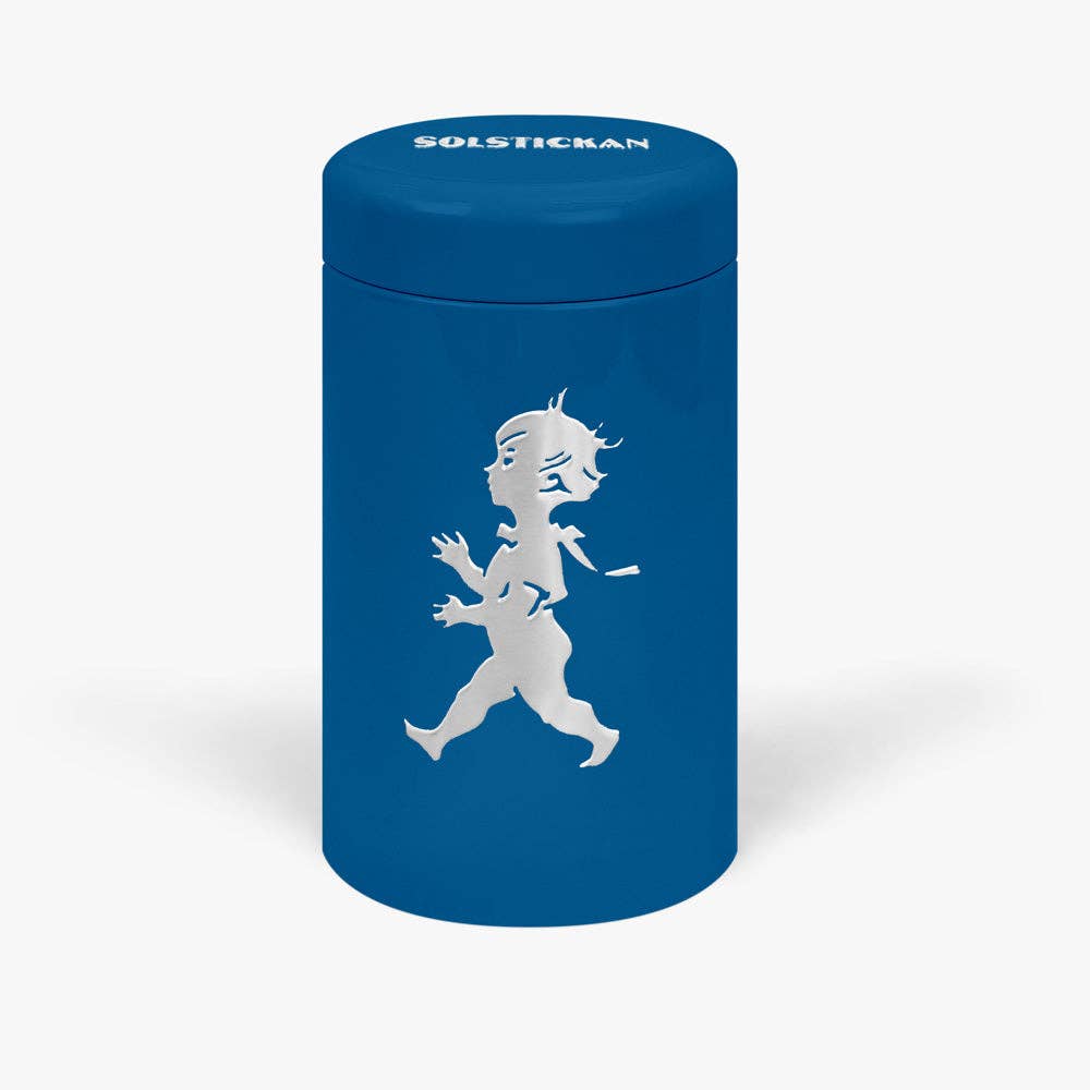 Eine blaue zylindrische Dose von Solstickan Design mit der weißen Silhouette eines Jungen mit einem Streichholz und dem Aufdruck "SOLSTICKAN" in weiß auf dem Deckel. Produkt: Solstickan Design | Streichholzdose Blau.