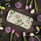 Ein Koustrupco | „Flora Danica Atlas“-Serviertablett (32 × 15 cm) aus FSC-zertifiziertem Birkenfurnier steht auf einer dunklen Holzunterlage, verziert mit arrangierten Alliumblüten, rosa Tulpen und frischem Grün. Das Tablett von Koustrupco bringt mit seinen botanischen Illustrationen einen Hauch von Natur in jedes Zuhause.