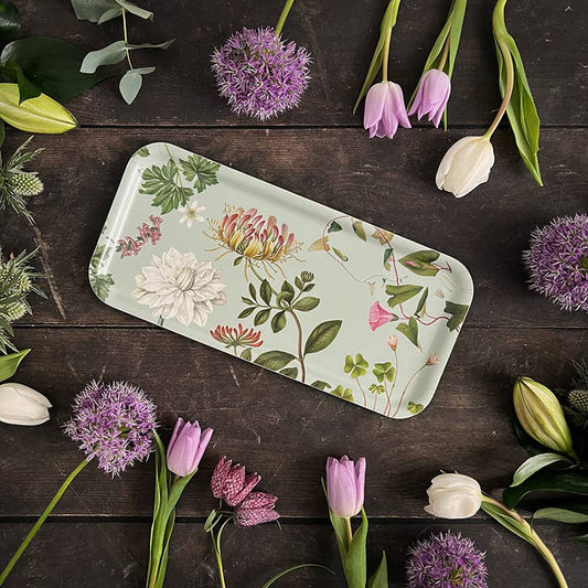 Ein Koustrupco | „Flora Danica Atlas“-Serviertablett (32 × 15 cm) aus FSC-zertifiziertem Birkenfurnier steht auf einer dunklen Holzunterlage, verziert mit arrangierten Alliumblüten, rosa Tulpen und frischem Grün. Das Tablett von Koustrupco bringt mit seinen botanischen Illustrationen einen Hauch von Natur in jedes Zuhause.