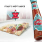 Eine Pizzascheibe mit Basilikum sitzt neben einer Flasche Firelli | Italienische scharfe Soße 148 ml. Der Text lautet ITALIENISCHE SCHARFE SOßE mit dem Aufkleber "Perfekt auf Pizza". Der Hintergrund ist hell und leicht verschwommen.