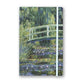 Ein Notizbuch im A5-Format mit Softcover aus dem MUSEUM WEBSHOP, dessen Einband Claude Monets Gemälde einer japanischen Brücke inmitten üppiger Vegetation ziert.
