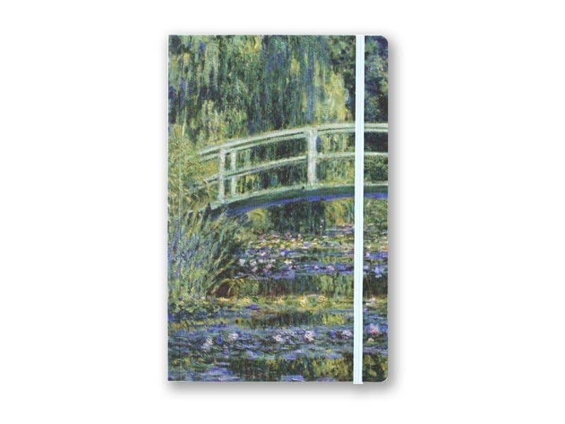 Ein Notizbuch im A5-Format mit Softcover aus dem MUSEUM WEBSHOP, dessen Einband Claude Monets Gemälde einer japanischen Brücke inmitten üppiger Vegetation ziert.