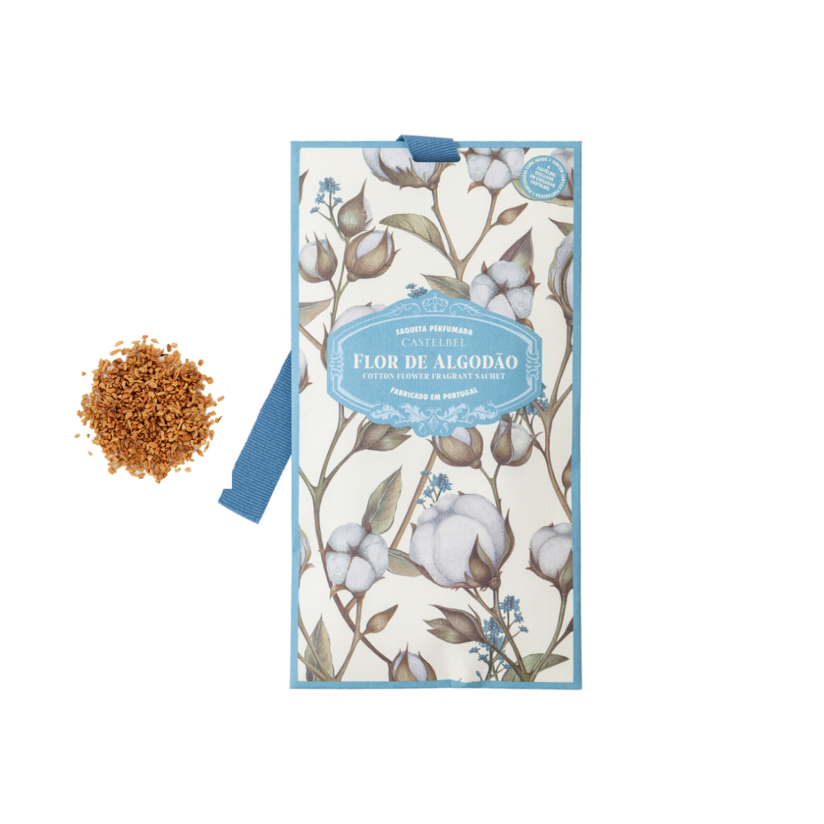 Ein Castelbel | Sachet Cotton Flower 10 g mit floralem Baumwollmuster und blauer Umrandung steht neben braunem Granulat auf weißem Hintergrund.