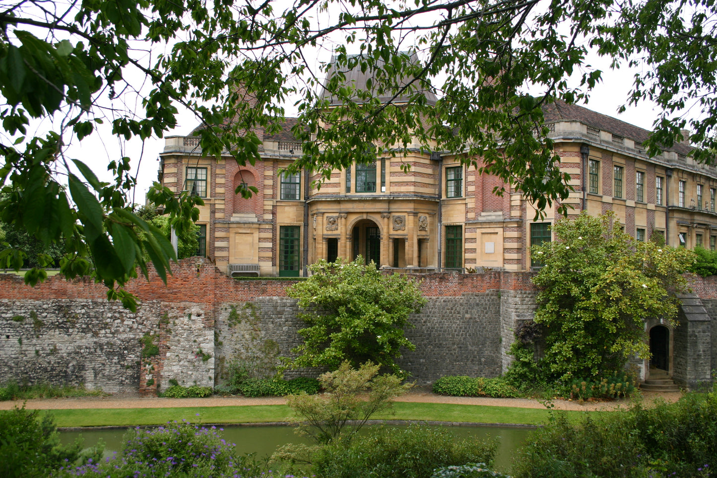 Erleben Sie den Charme von Londons Gärten in der Königlichen Gartenakademie - kommen Sie zum AFTERNOON TEA VORTRAG am Di. 08.09.2026, 14:30-16:00, umgeben von historischer Architektur, üppigem Grün und einem friedlichen Blick auf den Fluss.
