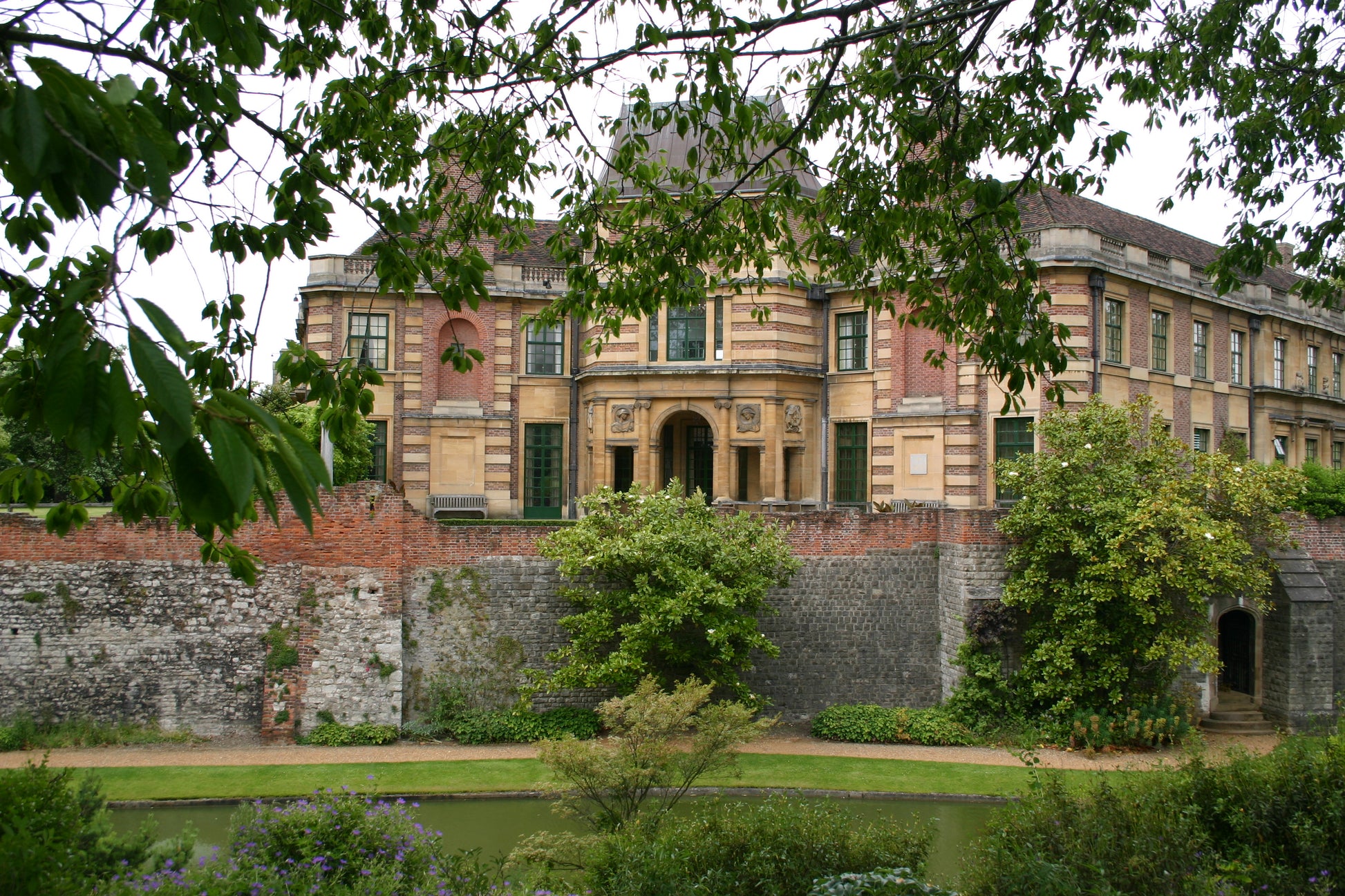 Erleben Sie den Charme von Londons Gärten in der Königlichen Gartenakademie - kommen Sie zum AFTERNOON TEA VORTRAG am Di. 08.09.2026, 14:30-16:00, umgeben von historischer Architektur, üppigem Grün und einem friedlichen Blick auf den Fluss.