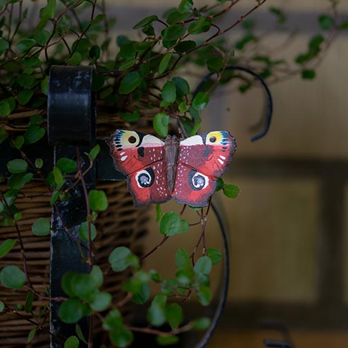The Wildlife Garden | 'Schmetterling Tagpfauenauge' Magnet aus handgeschnitztem Holz zeigt das rote Tagpfauenauge mit auffälligen Augenflecken - eine naturgetreue Deko für Pflanzen oder Körbe, handgefertigt von Wildlife Garden.