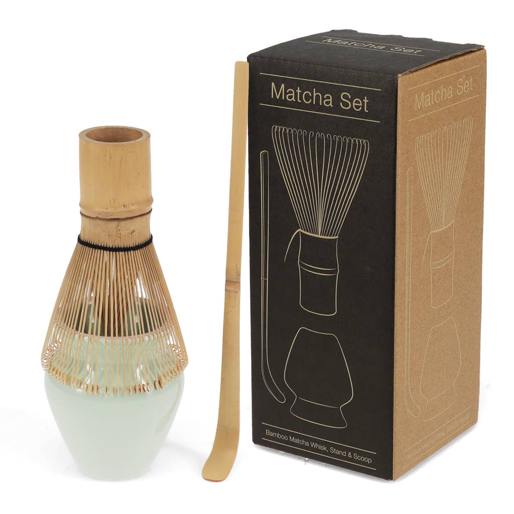 Das Rex Europe Set enthält einen handgefertigten Matcha Besen, Ständer und Bambuslöffel, arrangiert neben einer Box mit der Aufschrift "Rex | Handgefertigter Matcha Besen & Ständer im Set" - ideal für authentische japanische Teezeremonien.