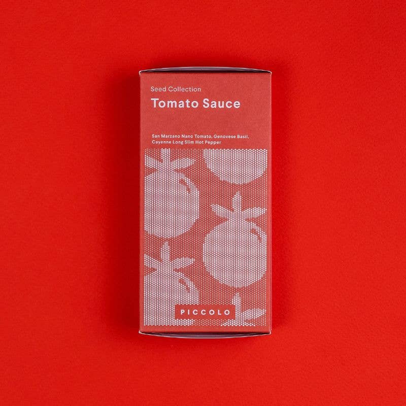 Eine rote rechteckige Schachtel mit der Aufschrift "Piccolo Seeds | Tomatensoße" ruht auf einem roten Hintergrund. Sie ist mit Tomaten illustriert und enthält Tomatensamen, Basilikumsamen und Peperonisamen. Die Marke Piccolo Seeds erscheint am unteren Rand.