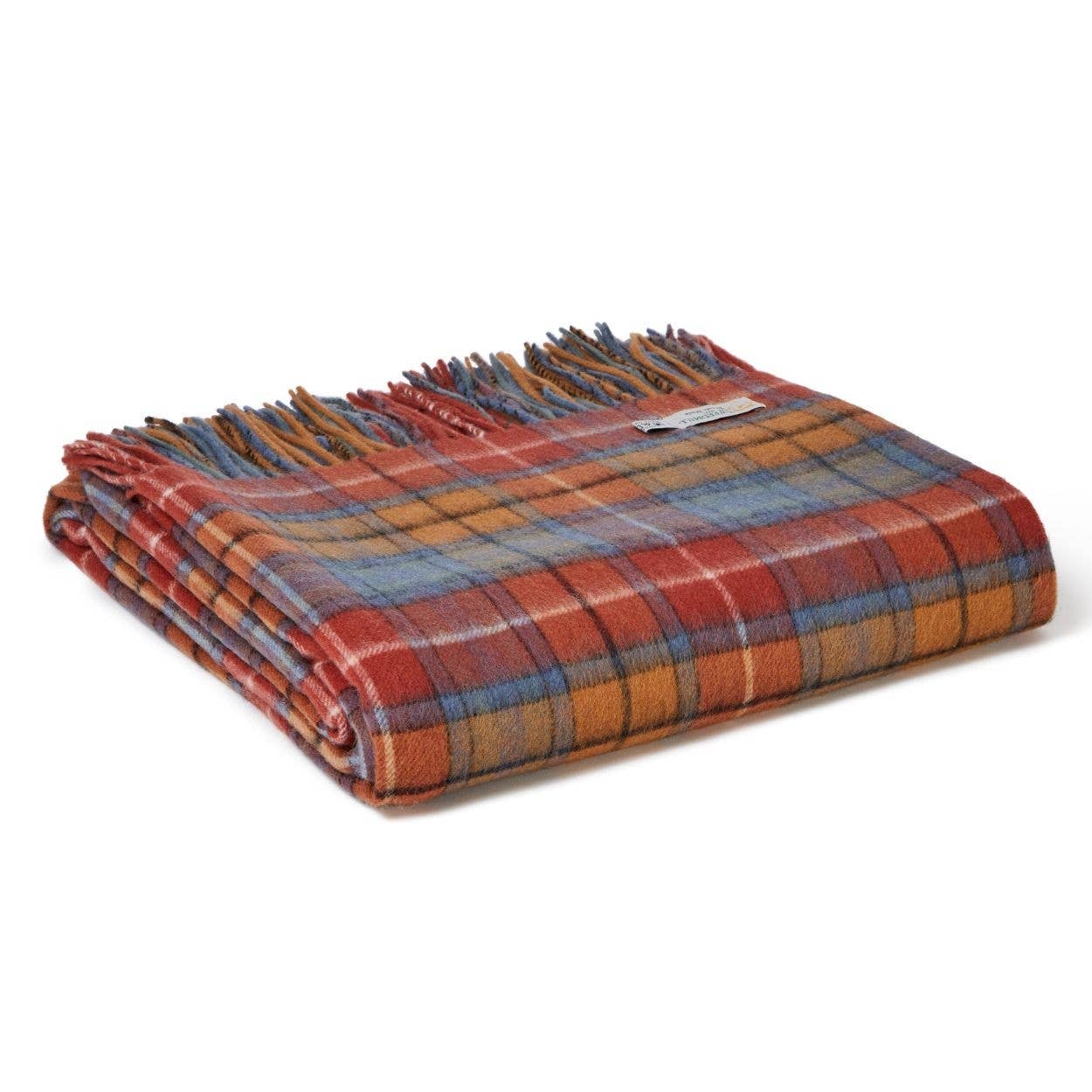 Eine gefaltete Tweedmill | Karierte Lammwoll Tartan Decke von Tweedmill Textiles in "Antikes Buchnan" zeigt rote, blaue, orange und gelbe Streifen mit Fransen und einem sichtbaren Etikett. Traditionelles Tartan-Design, reine Lammwolle.