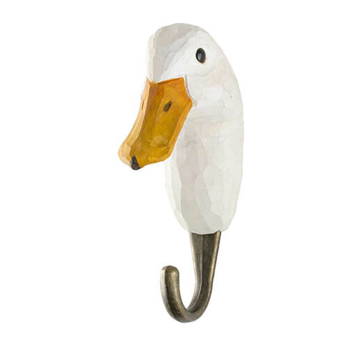 Der handgeschnitzte Wandhaken aus Holz 'Ente' von Wildlife Garden ist ein charmanter Entenkopf mit weißem und orangefarbenem Schnabel und einem stabilen Metallhaken, mit dem Sie Ihrer Wand Charakter verleihen können.