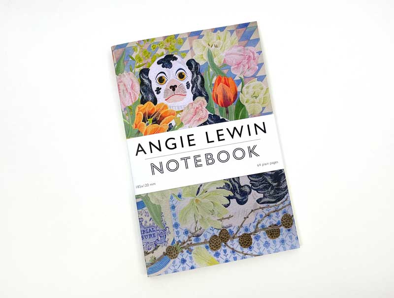 Das Angie Lewin Notizbuch 'Wally Dogs and Tulpen' von Art Angels zeigt florale Kunstwerke, Tulpen und Wally Dogs auf dem Einband. Größe: 135 x 210 mm, mit 48 unbedruckten Seiten.