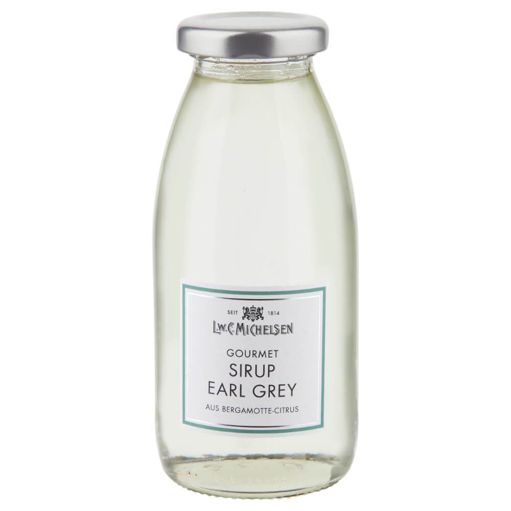 Eine klare Glasflasche mit Metallverschluss, gefüllt mit L.W.C. Michelsen | Gourmet-Sirup Earl Grey, 250 ml. Auf dem Etikett sind „Sirup Earl Grey“ und „aus Bergamotte-Zitrusfrüchten“ hervorgehoben, das Design ist schlicht und in Weiß und Blaugrün gehalten.