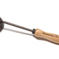 Ein handgeschmiedetes Krumpholz-Gartendisk-Unkrautmesser 1326 mit einer runden Metallklinge, einem geraden Metallstiel und einem Eschenholzgriff mit eingraviertem Text, fotografiert vor weißem Hintergrund.