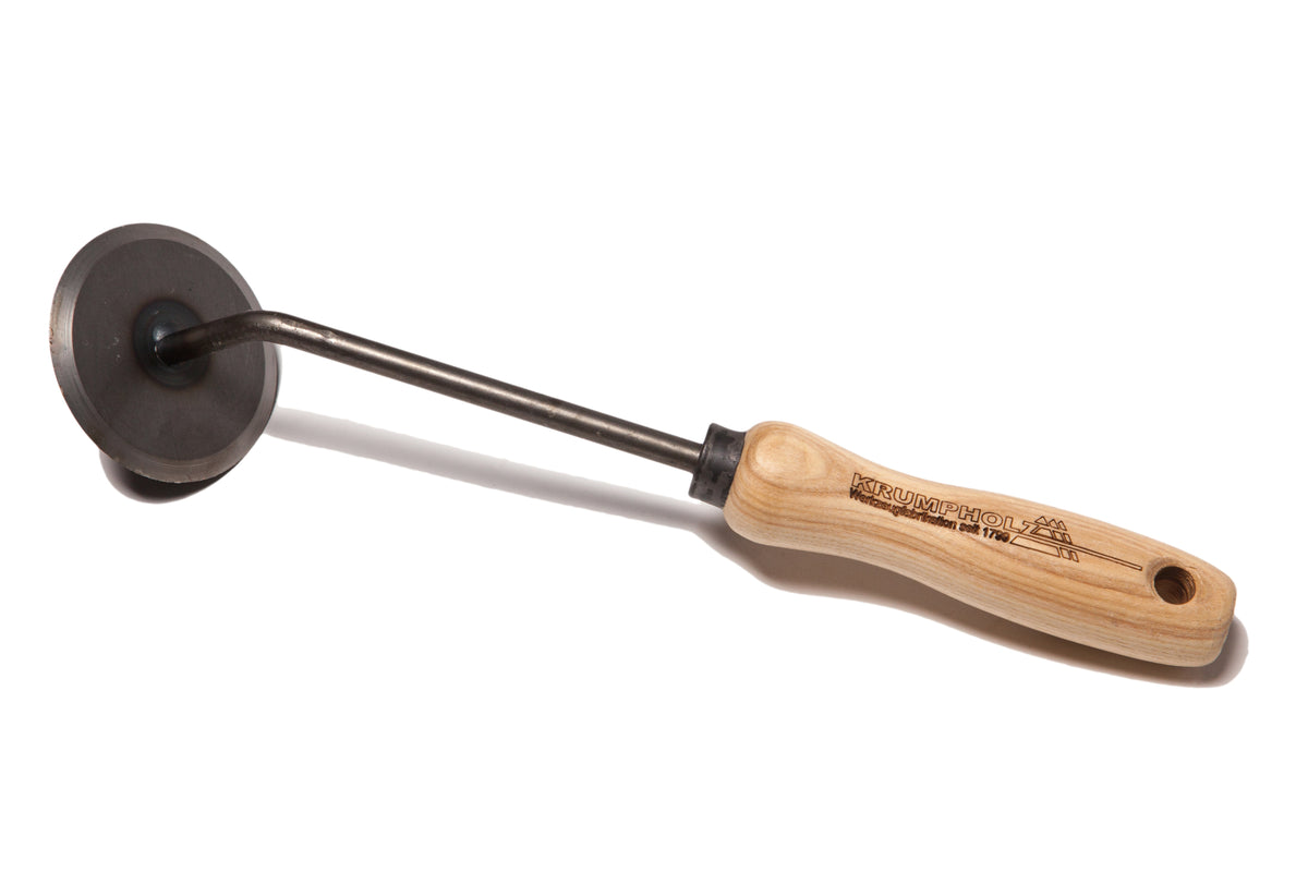 Ein handgeschmiedetes Krumpholz-Gartendisk-Unkrautmesser 1326 mit einer runden Metallklinge, einem geraden Metallstiel und einem Eschenholzgriff mit eingraviertem Text, fotografiert vor weißem Hintergrund.