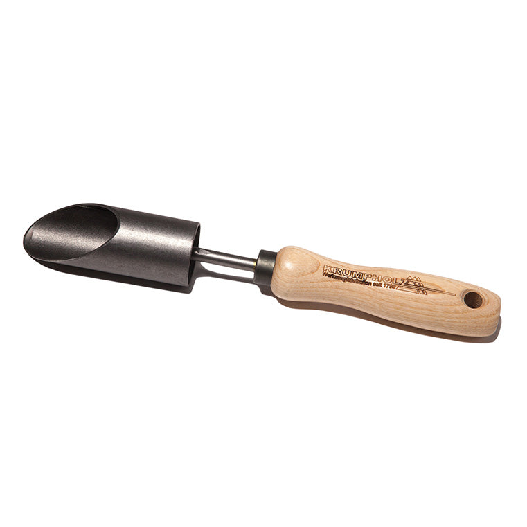 Der Krumpholz | Kleiner Zwiebelpflanzer 1327 ist eine Metall-Gartenkelle mit dunklem, spitz zulaufendem Blatt und hellem Eschengriff aus Holz, in den das Krumpholz-Logo eingraviert ist und der ein Aufhängeloch besitzt.
