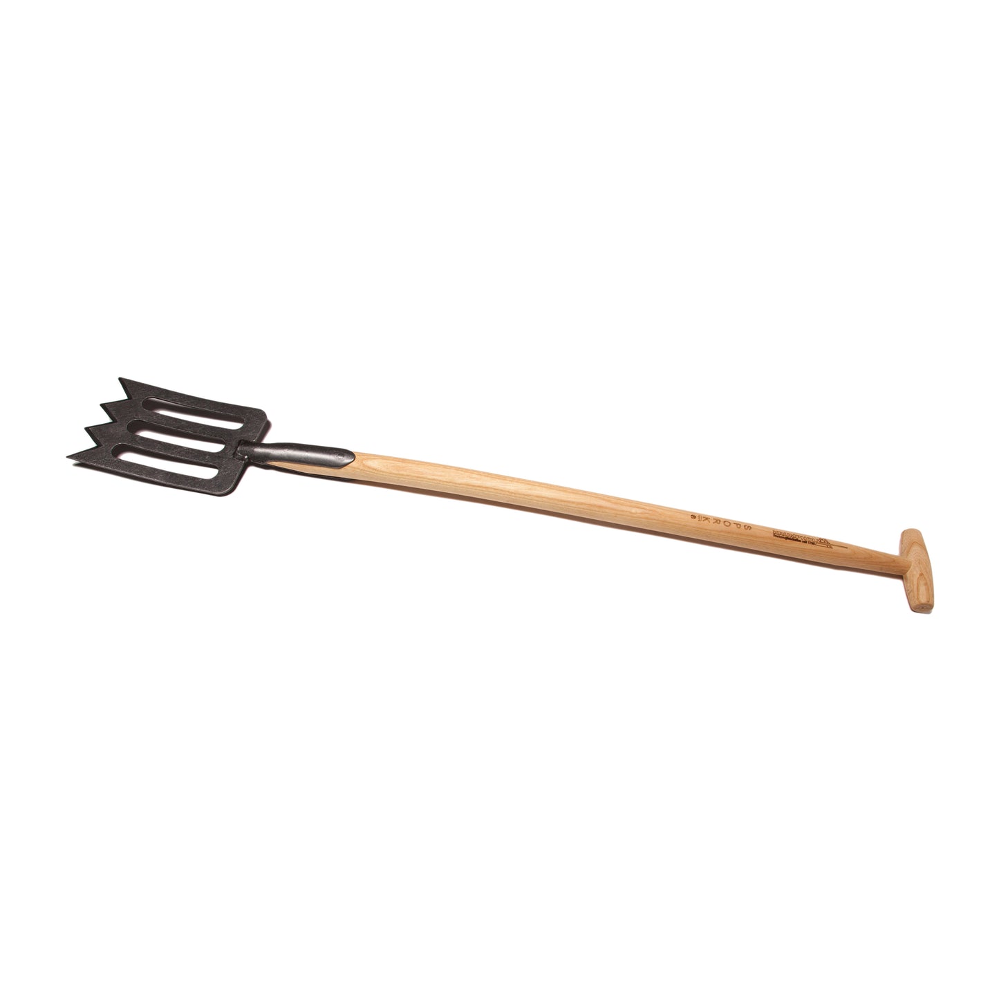 Der Krumpholz | Gärtner-Spork 90cm 1381 verfügt über einen 90cm langen Eschen T-Stiel und einen flachen Metallkopf mit drei spitzen Zinken, der sich ideal zum Wenden oder Anheben von Gegenständen beim Kochen oder Grillen eignet.