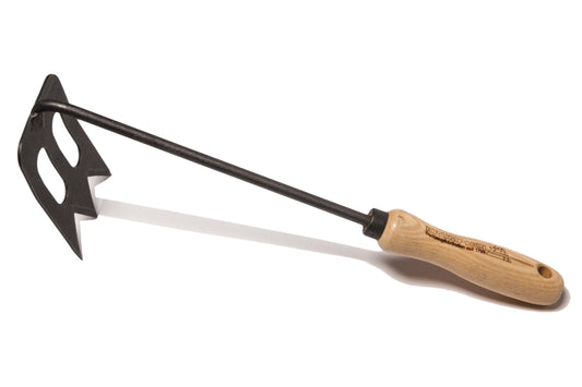 Die Krumpholz Handsporkschaufel von Krumpholz ist ein langlebiges schwarzes Metallwerkzeug mit einem geschnitzten Griff aus Eschenholz und einem dreieckigen, ausgeschnittenen Kopf mit spitzen Kanten, perfekt zum präzisen Markieren verschiedener Oberflächen.